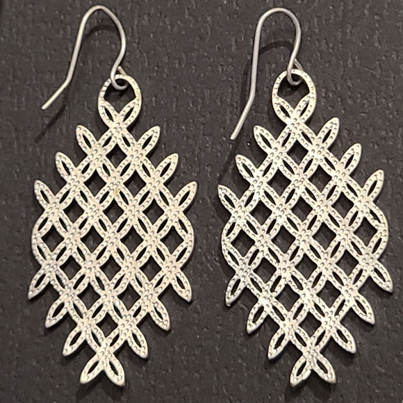RHOMBUS SHAPED MESH SILVER PLATED GEOMETRICAL SHAPED EARRINGS - Picture 7 of 7